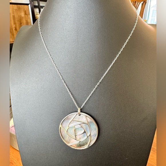 Rose Shell Pendant Necklace - Picture 1 of 7